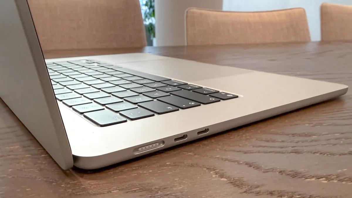 MacBook Air 15 сбоку