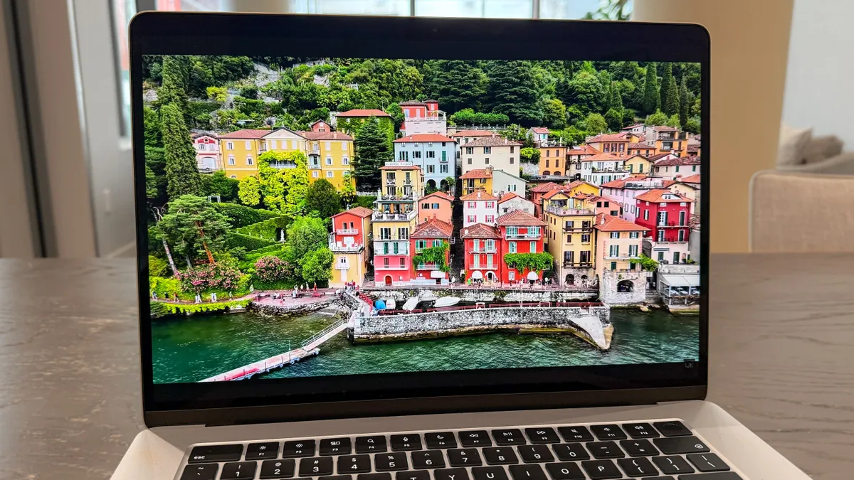 MacBook Air 15 дисплей