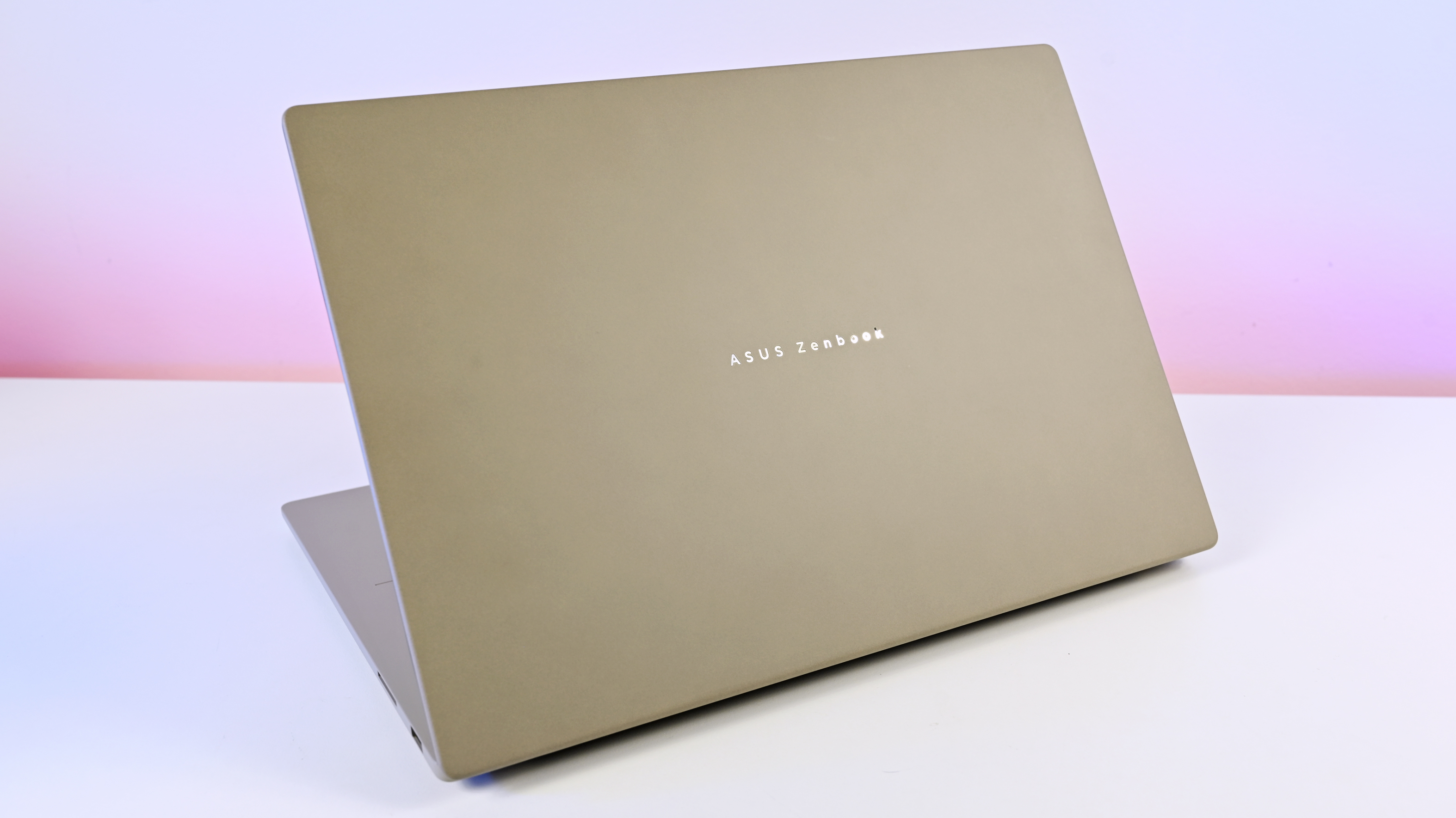 ASUS Zenbook A16 в цвете Zabriskie Beige.