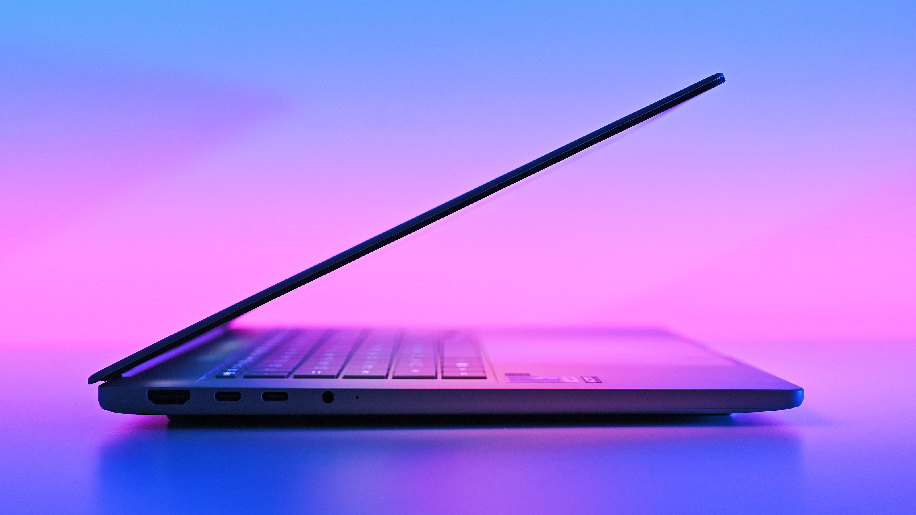 ASUS Zenbook A16 с портом