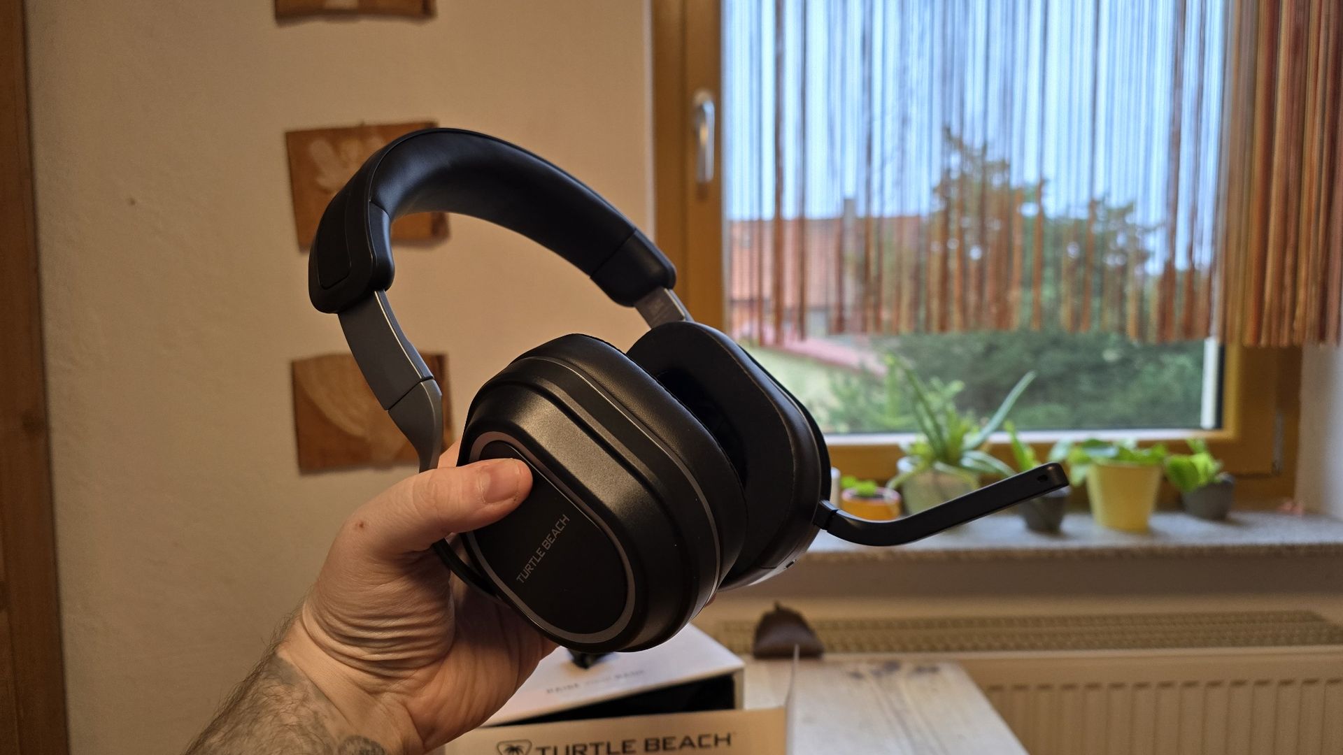 A Turtle Beach Stealth 700 (Gen 3) in hand.
