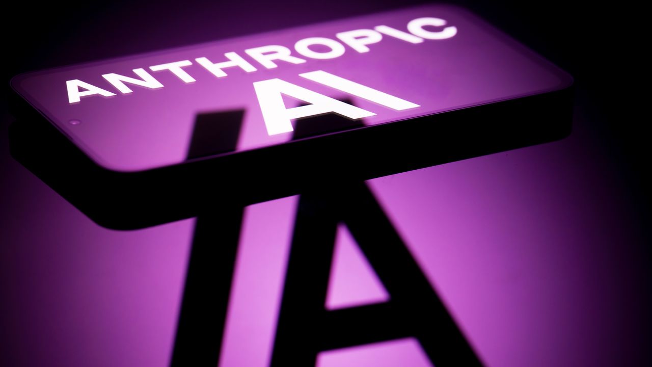 Изображение к статье: Новая политика хранения данных Anthropic заставляет Microsoft временно запретить своим сотрудникам использовать ИИ Claude Fable 5 - AI Технологии на MSReview.net