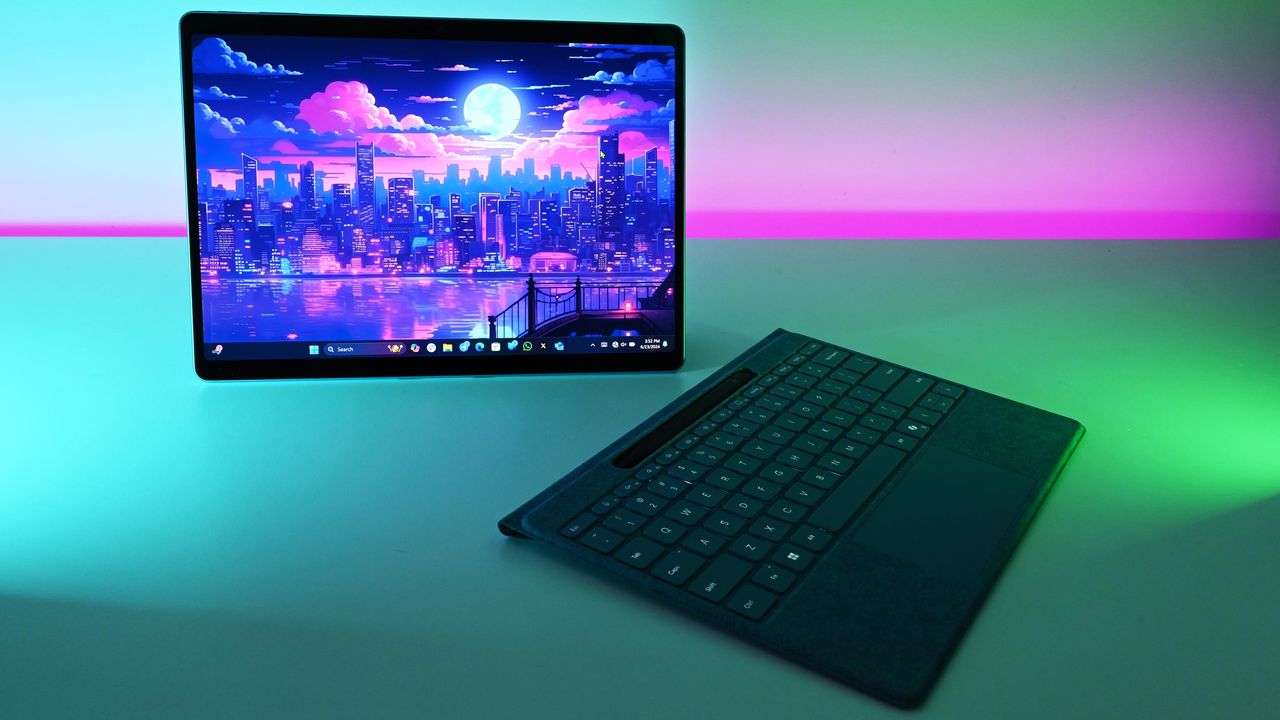 Изображение к статье: Бесплатная клавиатура Surface Pro от Microsoft — это нормально, но с ней планшет ощущается как настоящий ноутбук - Surface на MSReview.net