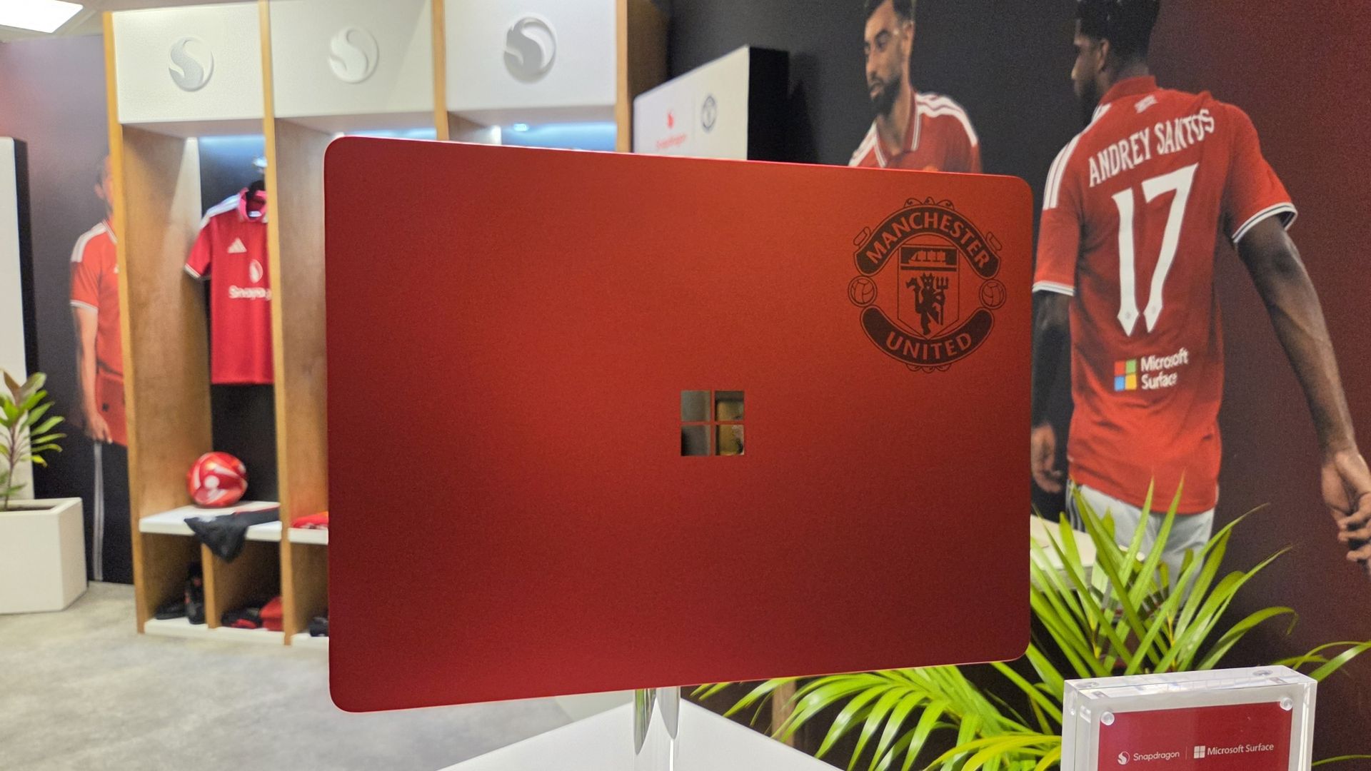 Изображение к статье: Ноутбук Manchester United Surface — лучший ноутбук всех времен - Microsoft на MSReview.net