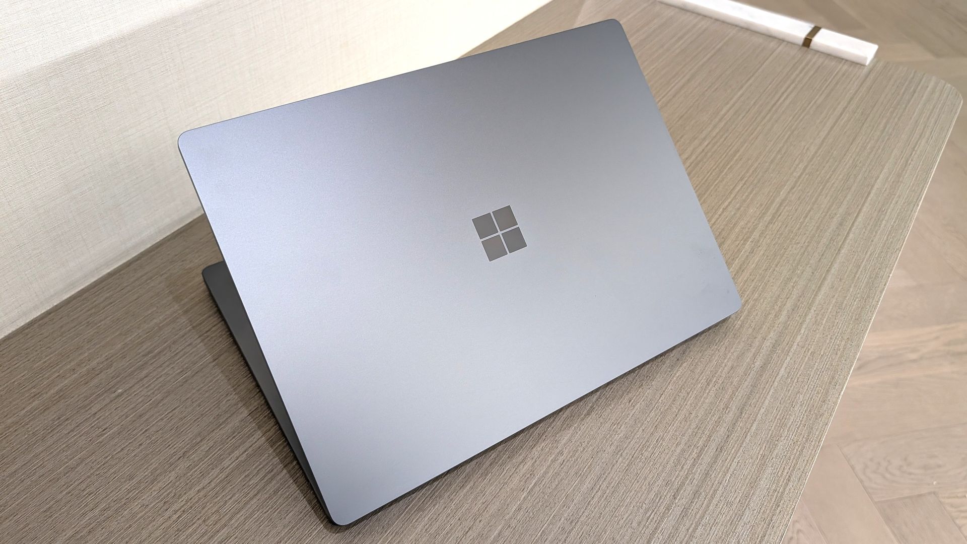 Изображение к статье: Microsoft предлагает владельцам MacBook до 1000 долларов за отказ от Apple в пользу Surface Laptop Ultra - Microsoft на MSReview.net