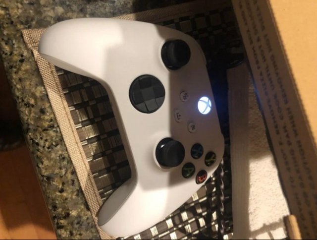 Белый контроллер Xbox Series X был замечен в сети